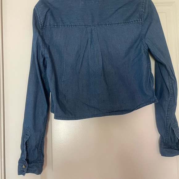 Forever 21 Women’s Cropped Denim Button Down Shirt - Picture 9 of 10